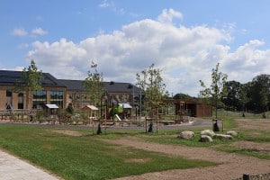 bild på Maglehills skola och lekplats i förgrunden