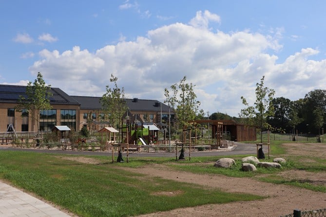 bild på Maglehills skola och lekplats i förgrunden