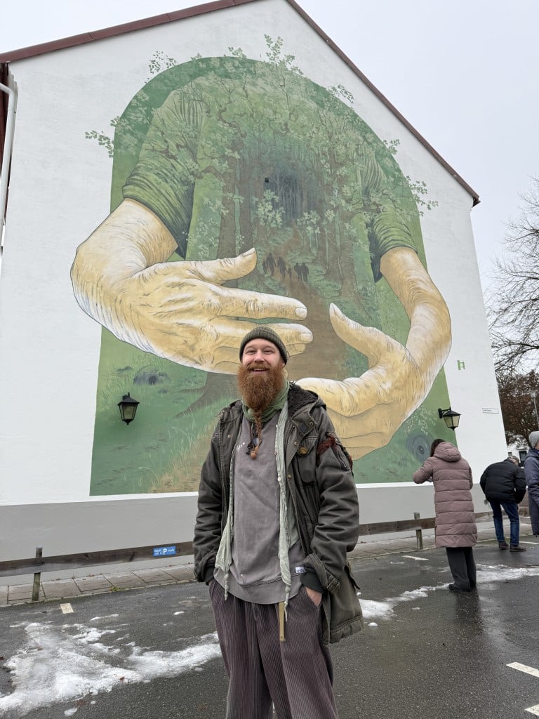 Konstnären Sebastian Quick vid muralmålningen